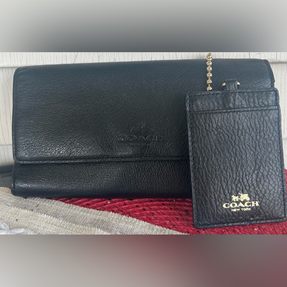 COACH BLACK LEATHER TRIFOLD WALLET WITH PEBBLED LEATHER LANYARD. LIKE NEW!